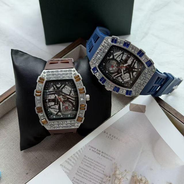 Diamond-encrusted Men's Hollow Quartz Watch 40mm Business Style High-End Wormhole Concept Watch with Glass Dial Coin Design