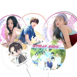 Éventail à main en plastique transparent imperméable personnalisé, design personnalisé en PVC avec des stars KPOP pour les fans - Product Image 1