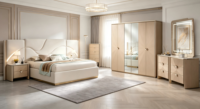 Ensemble de meubles de chambre principale minimaliste français avec cadre de lit LED en velours crème à finition dorée, armoire miroir et commode à tiroirs LED