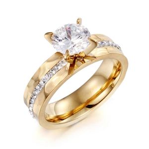 Bague de mariage en acier inoxydable plaqué or 18 carats par placage sous vide, avec zircon de haute qualité - Product Image 2