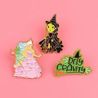 En gros, Broches et badges en métal à thème dessin animé, motif sorcière, souvenir, impression UV, lettres anglaises créatives, accessoire de vêtement