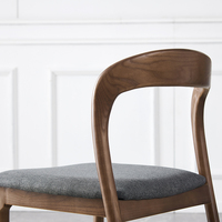 Chaises de salle à manger de restaurant design moderne de luxe avec revêtement en cuir PU, structure en bois massif, pieds en bois et dossier rond
