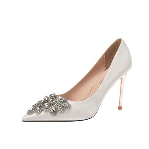 9888A-072 Chaussures de mariée à talons aiguilles en satin et strass, bout pointu, talons hauts - Product Image 5