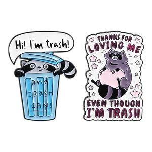 เข็มกลัดเคลือบลายการ์ตูนแรคคูนตลกๆ ข้อความ "ฉันเป็นขยะ" ขอบคุณที่รักฉันแม้กระทำอย่างไรก็ตามฉันก็เป็นขยะ  เข็มกลัดติดเสื้อ  เครื่องประดับตลกๆ - Product Image 1