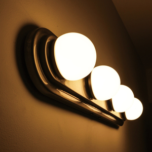 Meilleures ventes 24 po. Barre lumineuse de courtoisie à DEL en nickel brossé à 4 lumières avec abat-jour givré - Product Image 6