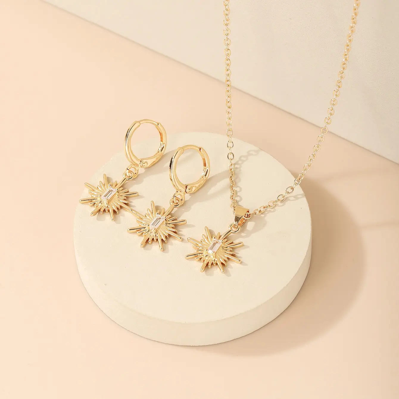 Necklace And Earring Sets 2021 New Arrival Gold Plated Jewelry Sets Retro Sun Fashion Pendant Earrings Necklace Set