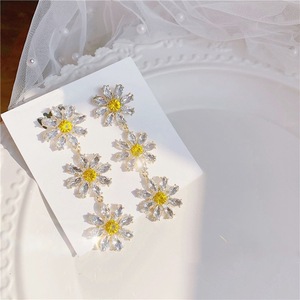 Orecchini Pendenti Floreali da Donna, Eleganti con Zirconi, Gioielli Minimalisti per Uso Quotidiano - Product Image 2
