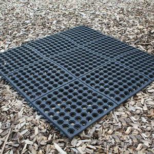 Tapis modulaires en caoutchouc pour extérieur, 36x36 pouces, avec drainage par trous - Product Image 1