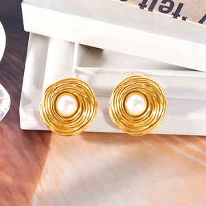 Pendientes de <span class=keywords><strong>Perlas</strong></span> Redondas Geométricas de Moda para Mujer, Pendientes de Acero Inoxidable Chapados en Oro, Joyería Vintage para Fiesta, Venta al por Mayor - Product Image 4