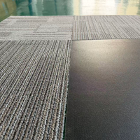 Dalles de moquette modulaires modernes en polypropylène 50x50cm, tapis de bureau commercial insonorisant avec support PVC rayé pour escaliers d'hôtel