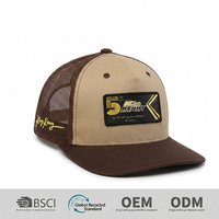 Topi Trucker Balap Profesional Warna Hijau Hutan Hitam dengan Jaring, Patch Kustom, Bordir Huruf Emas di Samping, 5 Panel, Snapback