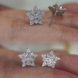 Orecchini E3400 in oro bianco con diamanti taglio brillante rotondo, stile classico da donna per matrimonio - Product Image 4