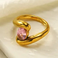 Twist-Wrap-Design Ovaler Rosa CZ-Besetzter 18K Vergoldeter Edelstahl Mode-Ring Schicker Minimalistischer Alltagsschmuck für Frauen