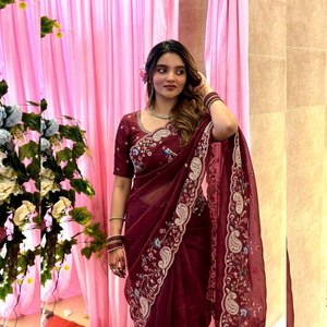 Sari en soie brodé bordeaux, robe traditionnelle indienne pour mariage, fête ou cérémonie, avec chemisier assorti - Product Image 1