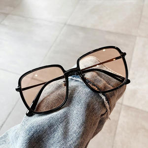 Lunettes de soleil Qianai à monture carrée large pour femmes, hybrides métal TR90, protection UV400, style urbain tendance, montures grises - Product Image 4