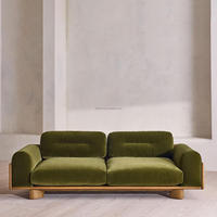 Canapé FERLY de style Japandi en velours vert olive, canapé moderne minimaliste 2 places avec base en bois massif et pieds épais
