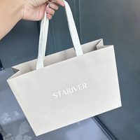 Sac en papier gris personnalisé avec logo imprimé de la même couleur, poignées en ruban satiné, plusieurs tailles pour l'emballage de bijoux, cosmétiques et vêtements