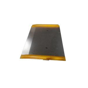 Plateforme de quai en aluminium légère équipée d'un dispositif de connexion pour chariot élévateur. Utilisée pour le chargement et le déchargement au quai. - Product Image 1