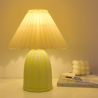Lampe de table en céramique plissée rétro nordique pour chambre et bureau, veilleuse de chevet avec ambiance décorative raffinée