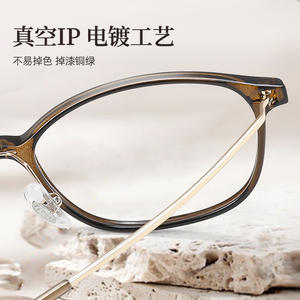 Monture de lunettes carrée marron tendance 29801, ultralégère, pour femme, avec verres optiques, largeur de monture moyenne, lentilles en PC, pont nasal standard - Product Image 3