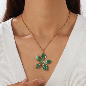 Flower Pendant Necklace Gold Plated Stainless Steel Clavicle Chain Daily Wear Gift Jewelry N4210 - Product Image 2