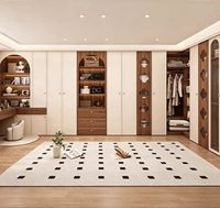 Système de dressing sur mesure de luxe avec étagères arquées et panneaux décoratifs en bois pour chambre principale
