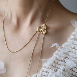 Collier pendentif fleur en acier inoxydable de haute qualité pour femme, plaqué or avec chaîne à maillons résistante à la décoloration, bijoux fins - Product Image 2