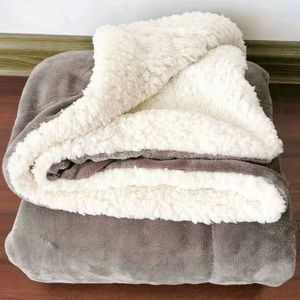 Coperta Invernale in Pile a Doppio Strato Rossa Tinta Unita Lavorazione a Maglia in Flanella Ispessita per Uso Domestico - Product Image 5