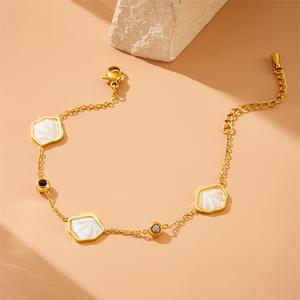 Esta pulsera de acero inoxidable chapada en oro, compuesta de múltiples elementos de moda europea y americana, es una versión elegante. - Product Image 1