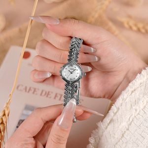 Montre en alliage pour femme Goldie Fashion, cadran en nacre, bracelet en queue de poisson, aiguille lumineuse, montre à quartz haut de gamme de luxe - Product Image 4
