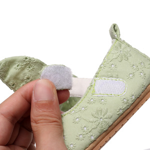 รองเท้าเด็กหัดเดินแบบมีโบว์กันลื่น รองเท้าเด็กอ่อน รองเท้าเด็กหัดเดิน ผ้าฝ้ายปักลายสัมผัสนุ่ม - Product Image 4