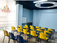 Offre spéciale Fournisseur doré Mobilier scolaire Design moderne Siège en PP Empilable en plastique Table et chaise d'étudiant avec bureau