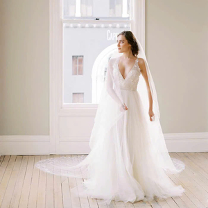 Un impresionante velo de longitud Catedral hecho de tul suave, adornado con intrincados adornos de encaje y diseñado con un cómodo peine. - Product Image 4