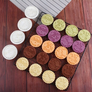 4Pcs 3D Round Pressing Biscuit Stamp Mold dolcetto o scherzetto Party Dessert Baking Cake Decorating Tool Happy <span class=keywords><strong>Halloween</strong></span> Cookie Cutter - Product Image 5