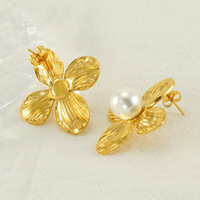 Boucles d'oreilles clous fleur en perles, acier inoxydable 304, plaqué or 18 carats sous vide, bijoux floraux texturés à quatre pétales, 33x30 mm pour femme