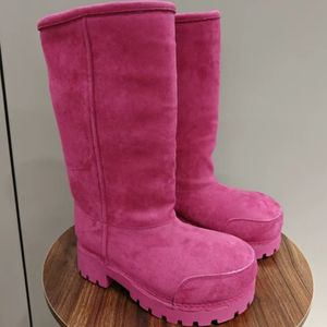 מגפי שלג חורפיים בהתאמה אישית סיטונאיים, מגפי יוקרה חמים עד הברך לנשים, ורודים, סוליה עבה, זמש ופרווה - Product Image 6