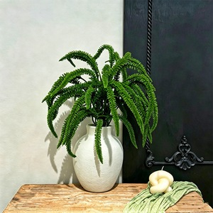 Plante de fougère artificielle dans un vase blanc pour la décoration de la maison, du bureau ou du bureau à domicile, verdure en plastique - Product Image 2
