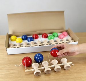 Jeu de Kendama en bois avec finition personnalisée, peinture caoutchouc rouge et noir, pour enfants - Product Image 3