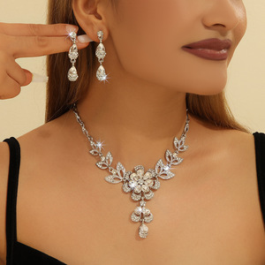 Conjunto de Collar y Pendientes de Aleación de Zinc Dorada con Flor Hueca y Diamantes de Imitación Negros, Superventas Transfronterizo Europeo y Americano para Mujer - Product Image 2