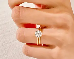 14k 18k गोल्ड राउंड कट सॉलिटेयर 1.5 CT डायमंड सगाई की अंगूठी सेट ब्राइडल सेट डायमंड रिंग वेडिंग सेट