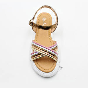 Vente en gros de jolies sandales de plage en gelée pour enfants sandales d'été colorées faites à la main pour enfants <span class=keywords><strong>chaussures</strong></span> de bébé antidérapantes pour filles - Product Image 4