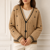 Cardigan personnalisé pour femme en tricot torsadé, col en V, beige camel, broderie étoile, manches longues, boutons sur le devant, fabrication OEM ODM, vente en gros