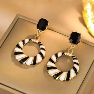 Pendientes de Aro Geométricos Vintage con Rayas y Engaste de Bisel, Poste de Tungsteno Bañado en Oro de 18K para Uso Diario Femenino - Product Image 2