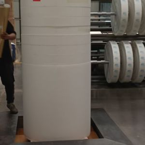 Rollo de papel con revestimiento de PE, dureza moderada, garantiza una alimentación estable y alta eficiencia en máquinas automáticas para fabricar vasos. - Product Image 3