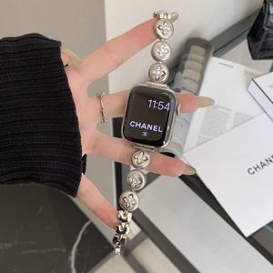 สายนาฬิกาข้อมือชุบทองลายดอกไม้สไตล์ชาแนลสำหรับแอปเปิ้ลวอทช์ 40 มม. สายโลหะแฟชั่นสุดหรู - Product Image 2