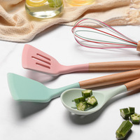 Ensemble de 12 ustensiles de cuisine pour la maison avec manche en bois coloré, ustensiles en silicone sept couleurs, kit essentiel pour la cuisine