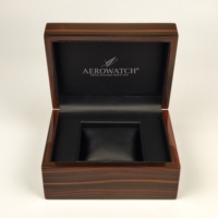 Boîte à montre en bois plaqué rayé brillant avec doublure en cuir noir, finition vernie piano, logo personnalisé pour emballage cadeau de montre de luxe
