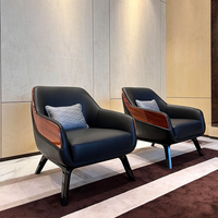 Fauteuil d'appoint moderne de luxe en cuir noir avec panneaux latéraux en bois, fauteuil de direction au design italien pour bureau et villa