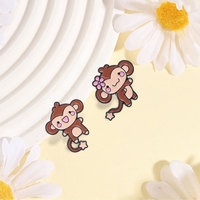 Pin Enamel Pasangan Monyet Kartun Lucu, Monyet Betina yang Menggemaskan dengan Bros Bunga Pink untuk Sahabat Terbaik, Pasangan, Dekorasi Tas, Hadiah