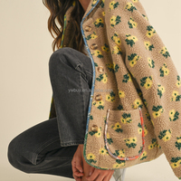Veste en sherpa à manches longues avec imprimé floral et bordure contrastée